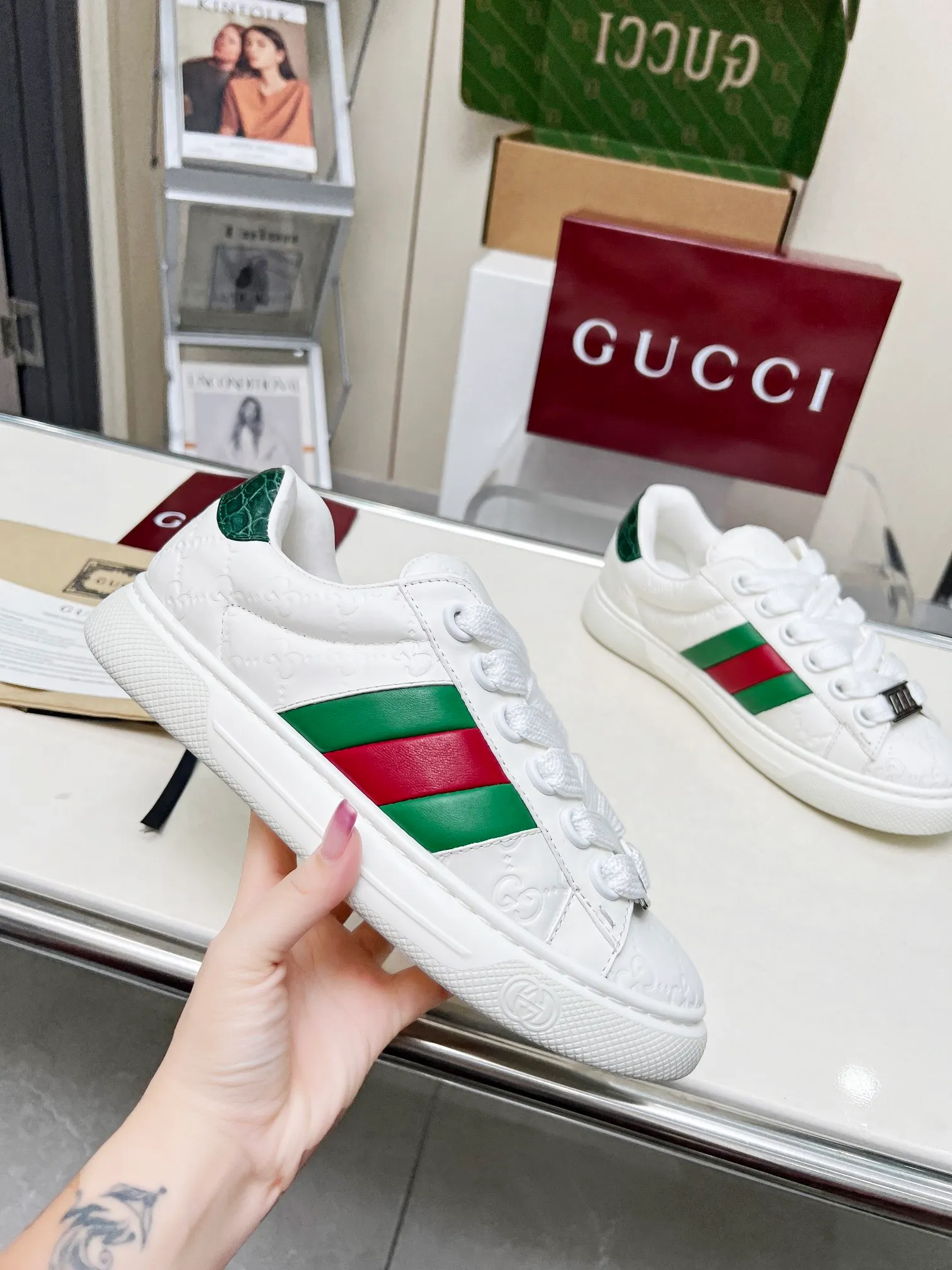 P660 embossed layout ❤️❤️❤️Gucci Gucci's latest Ace series casual sneakers for couples 🌸🌸🌸Original purchase, development and production. Since the advent of Gucci, the Ace series of sneakers has continued the brand narrative, and its ingenuity has made it the main product. The new series presents a distinctive low-top design with unique details to reinterpret the sneaker silhouette. The lace fixation is decorated with an "ACE" metal logo, and the thickened structure delicately creates a stiff shoe shape. 💖💖💖Gucci’s classic red and green striped webbing adds to the charm of the entire design. ☑️Fabric: Original imported first-layer cowhide ☑️Inner lining: Original customized soft cowhide ☑️Bottom thickness: 3CM ☑️Size: Female 35-40 Male 40-45